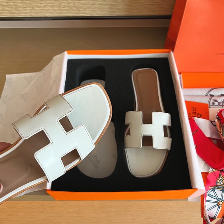 Hermès Handmade Leather Sandals – 2023 Spring Collection in Navy Blue Leather