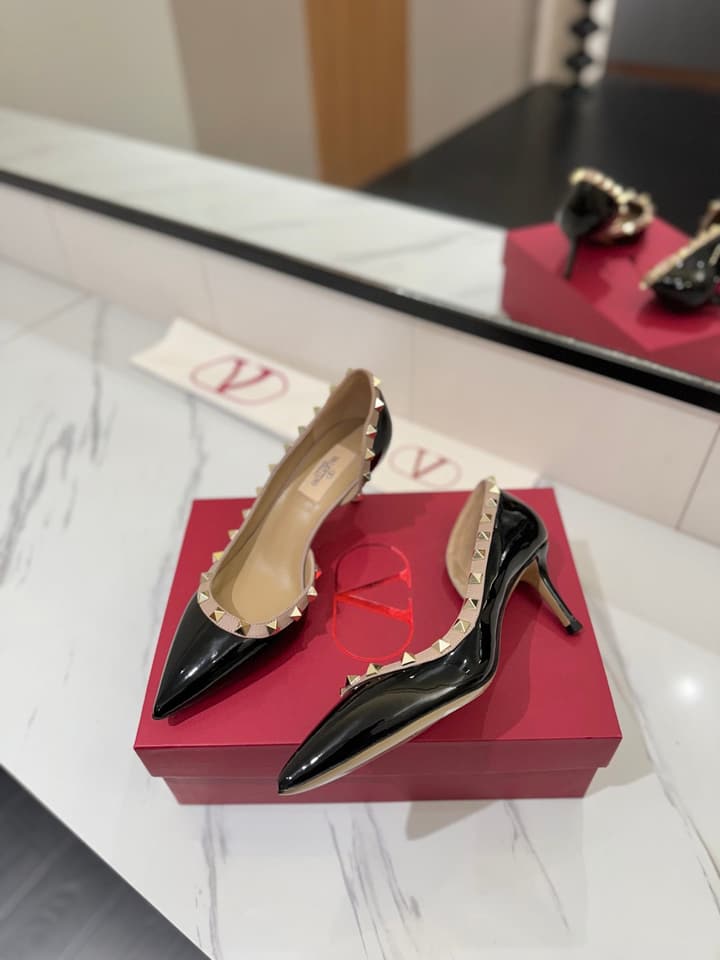 Valentino Rivet Classic Pumps in Black Patent