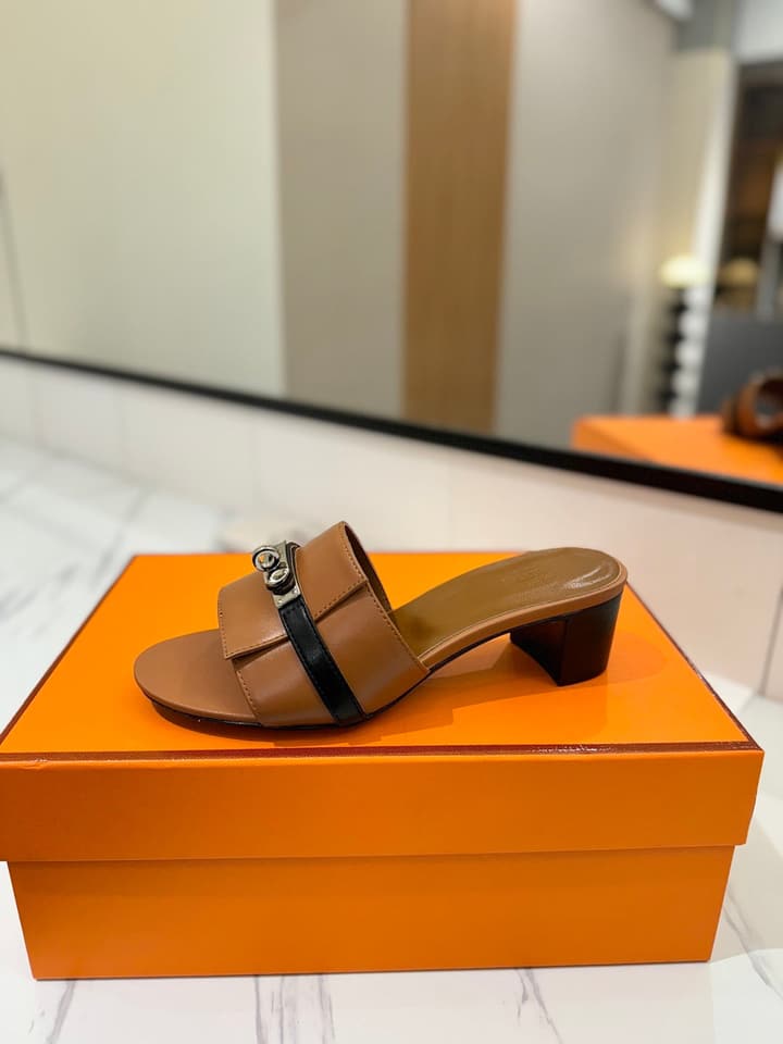 Hermès Classic Smooth Cowhide Heeled Sandals in Beige