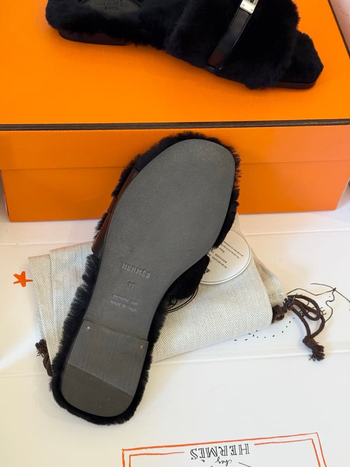 Hermès Kelly Buckle Fur Slippers – 25FW in Cognac Two-tone Plush