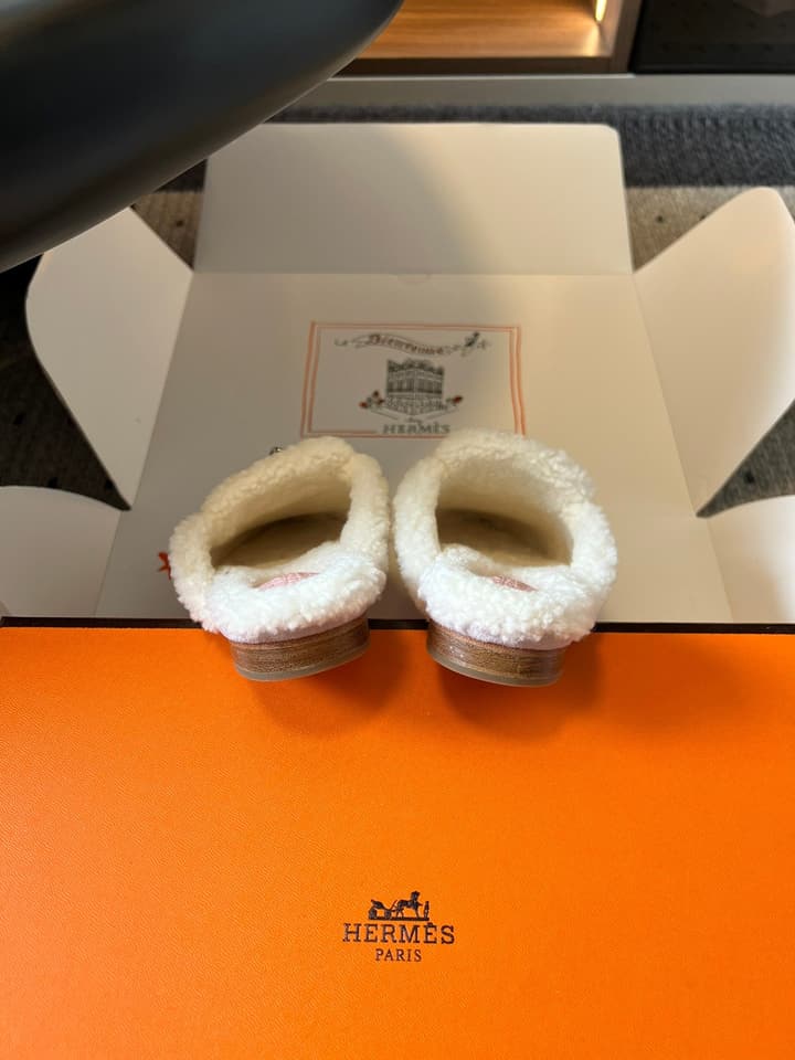Hermès Leather Mules – 25FW in Black With White Fur