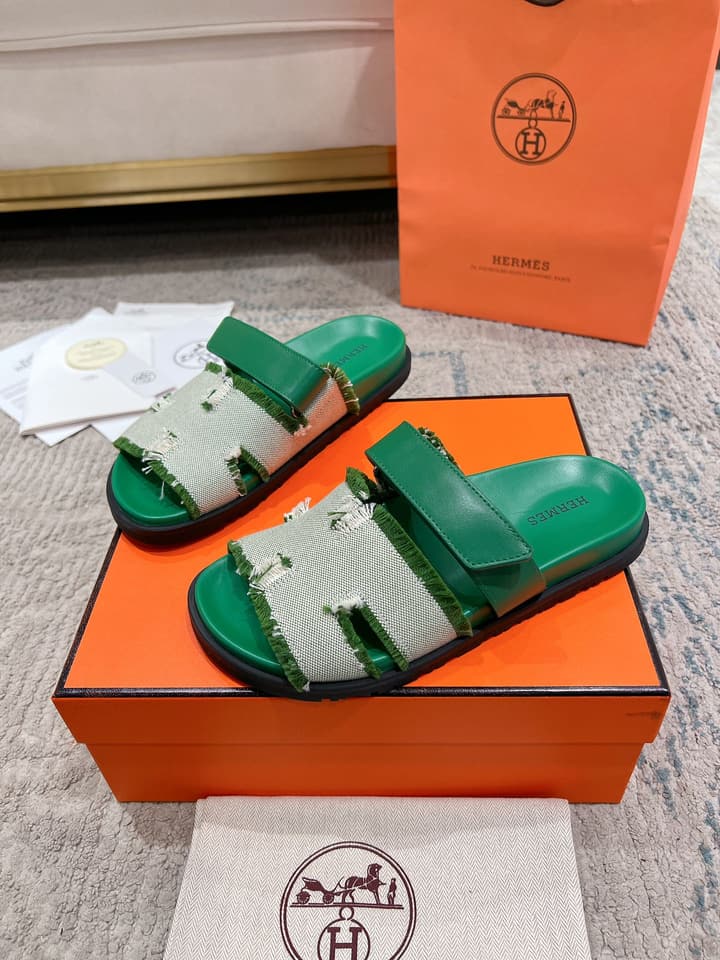 Hermès Chypre Leather Slides – 2023SS in Emerald Green & Textured Beige