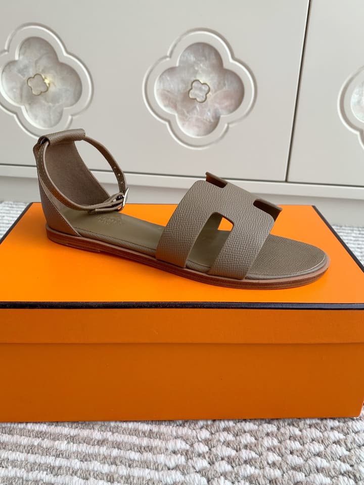 Hermès Santorini Classic H Flat Sandals in Taupe