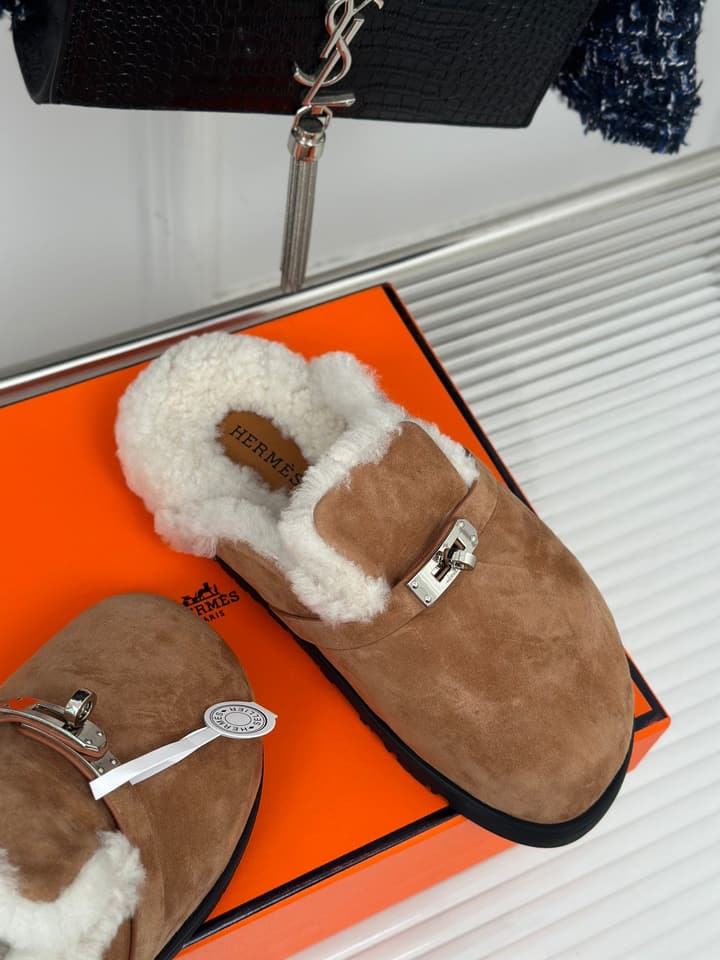 Hermès Kelly Buckle Furry Slippers – Autumn/Winter Collection in Black Suede With White Fur