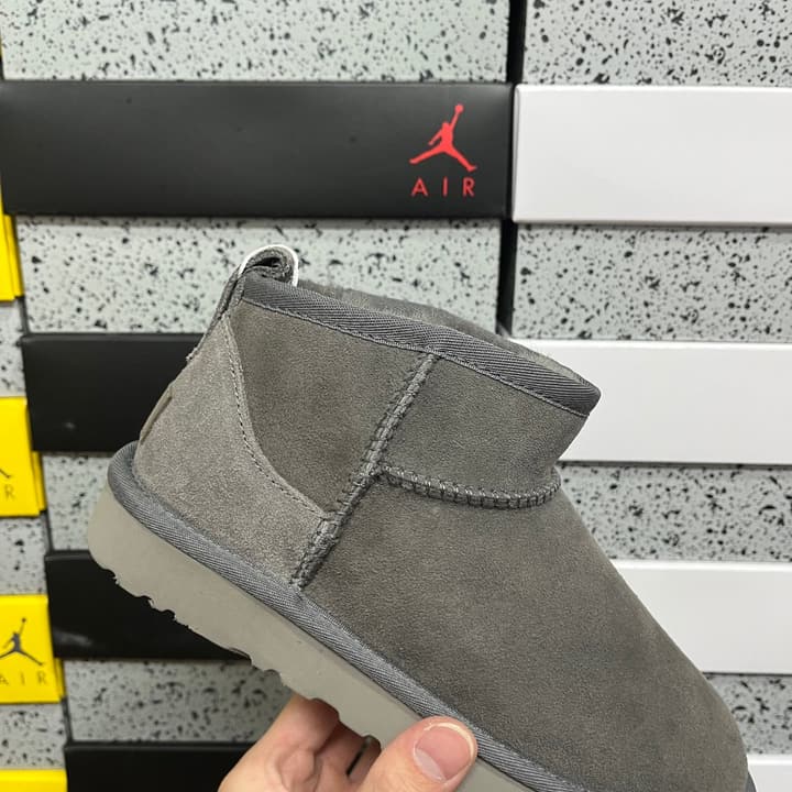 UGG Thick-Soled Low-Cut Fur-Lined Snow Boots in All Black Mini