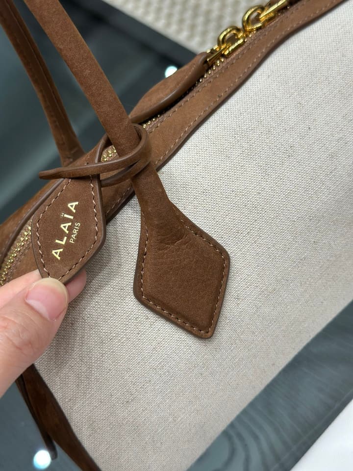 Alaïa Le Teckel Dachshund Bag in Cream And Black