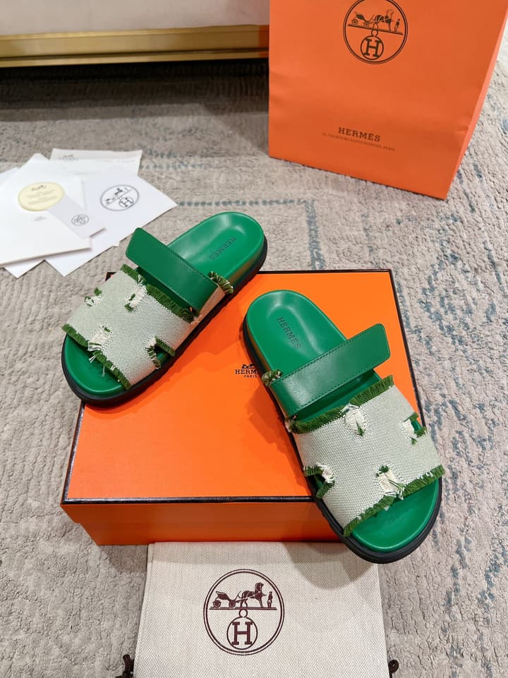 Hermès Chypre Leather Slides – 2023SS in Emerald Green & Textured Beige