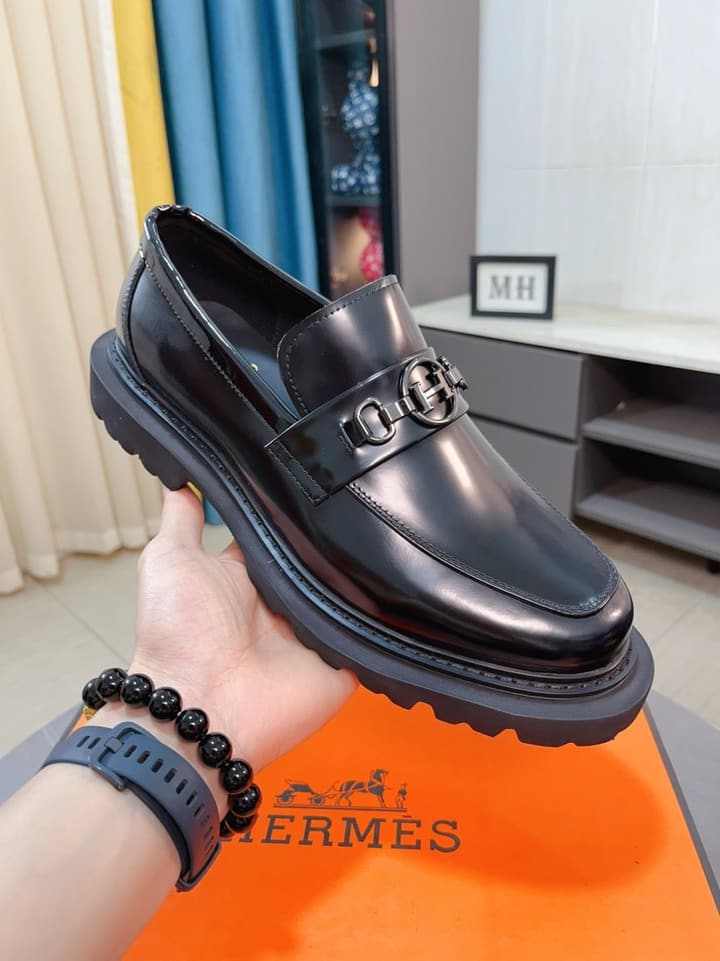 Hermès Business Leather Loafers in Black Loafers Foreground