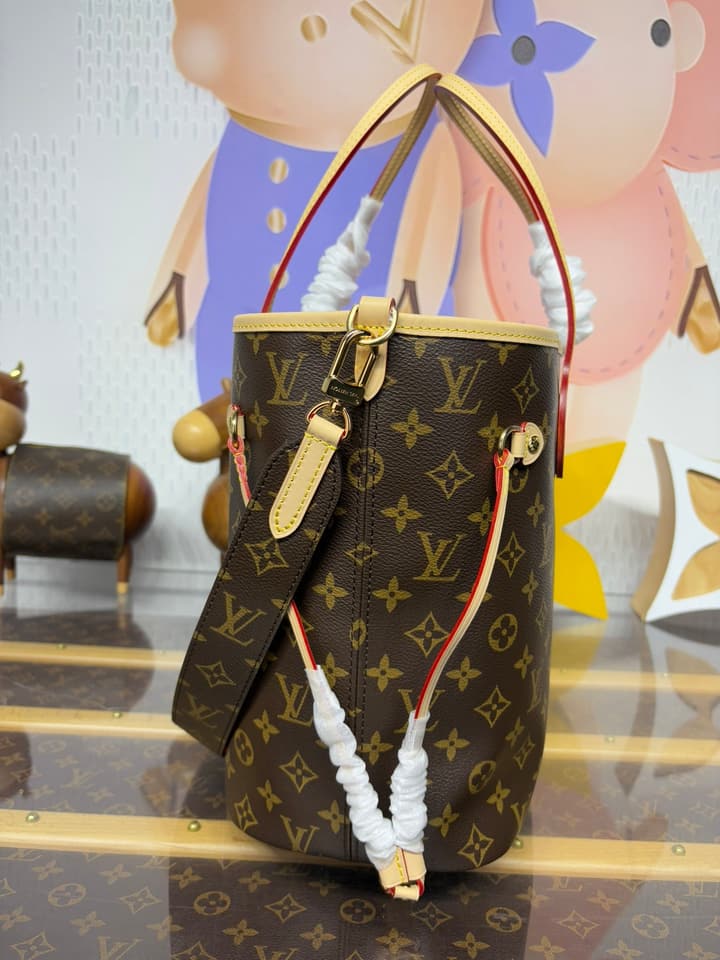 Louis Vuitton Neverfull Bandoulière Inside Out Tote Bag in Red