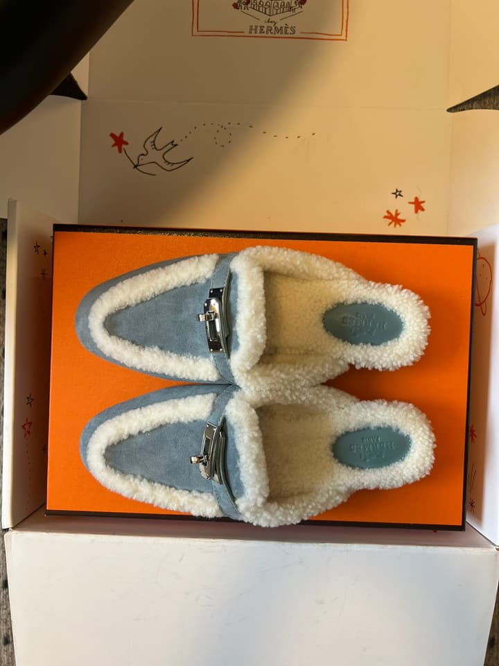 Hermès Leather Mules – 25FW in Black With White Fur