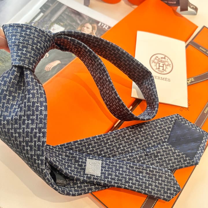 Hermès Men's H-Logo Silk Tie in Black