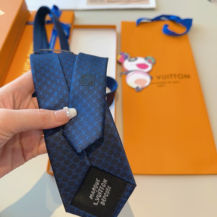 Louis Vuitton Fishnet Silk Tie in Black