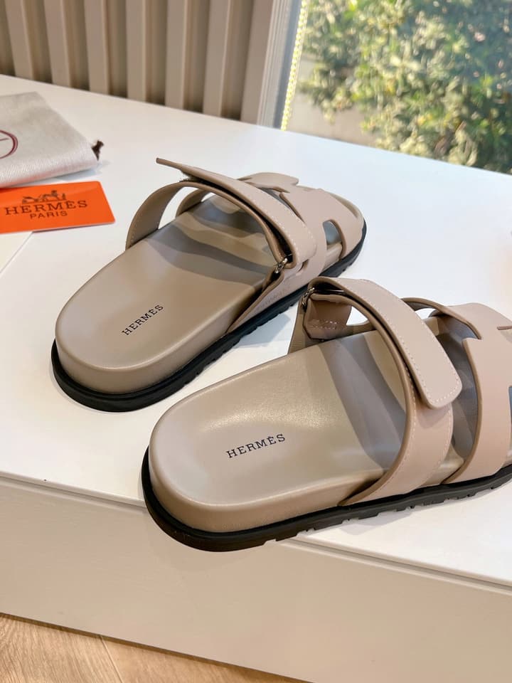 Hermès Pig Nose Thong Sandals – 2024 Spring/Summer Collection in Black