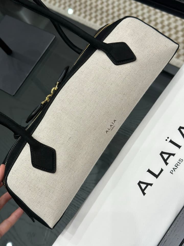 Alaïa Le Teckel Dachshund Bag in Cream And Black