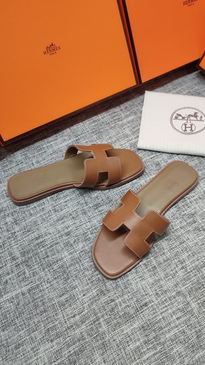 Hermès Premium Leather Flat Slides – 2024 Collection in Black