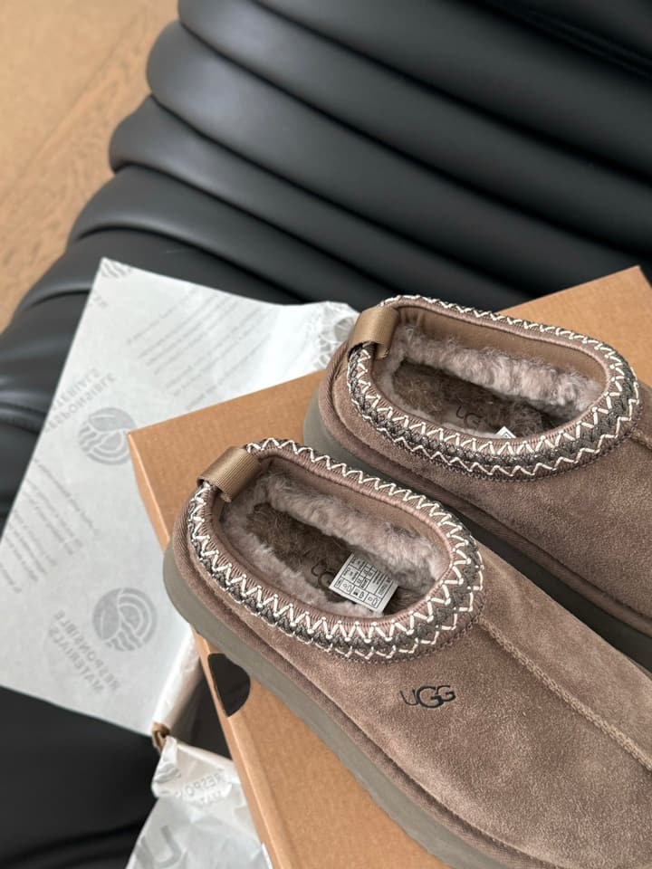 UGG Sheepskin Snow Boots – Autumn/Winter Essential in Dark Grey Suede