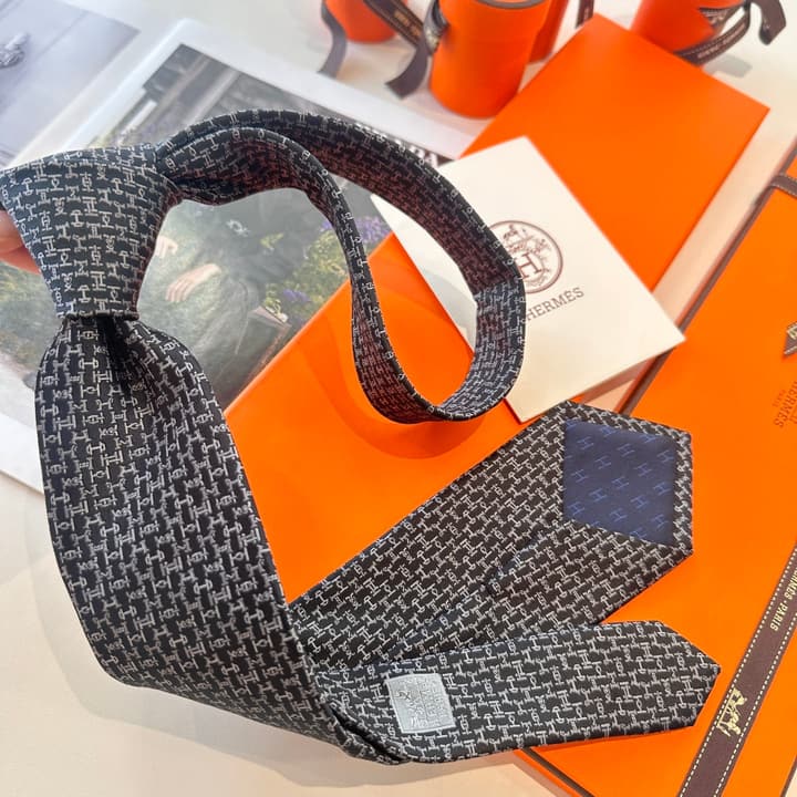 Hermès Men's H-Logo Silk Tie in Black