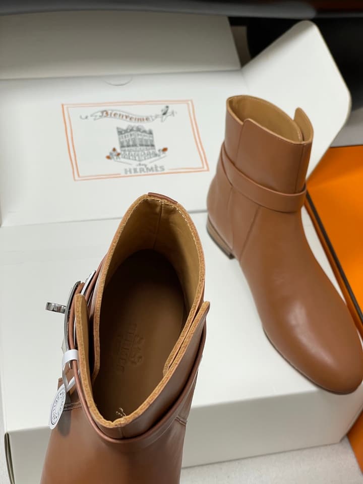 Hermès Neo Kelly Buckle Ankle Boots – 25FW in Black Leather