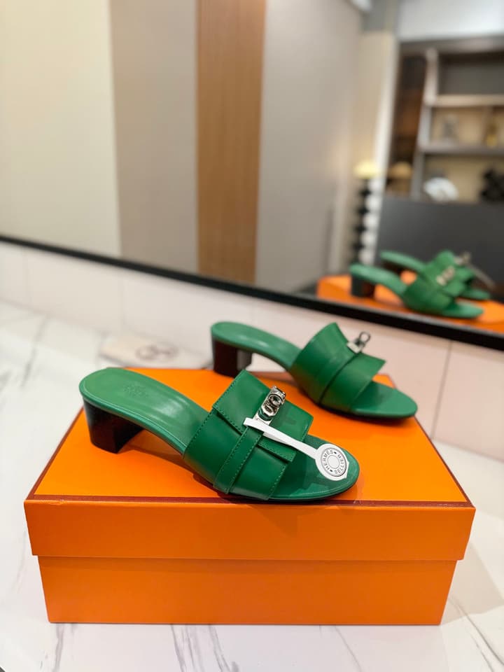 Hermès Classic Smooth Cowhide Heeled Sandals in Beige