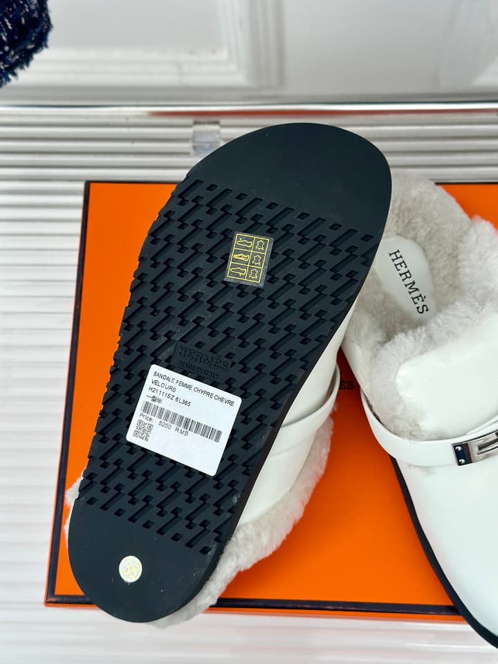 Hermès Kelly Buckle Furry Slippers – Autumn/Winter Collection in Black Suede With White Fur
