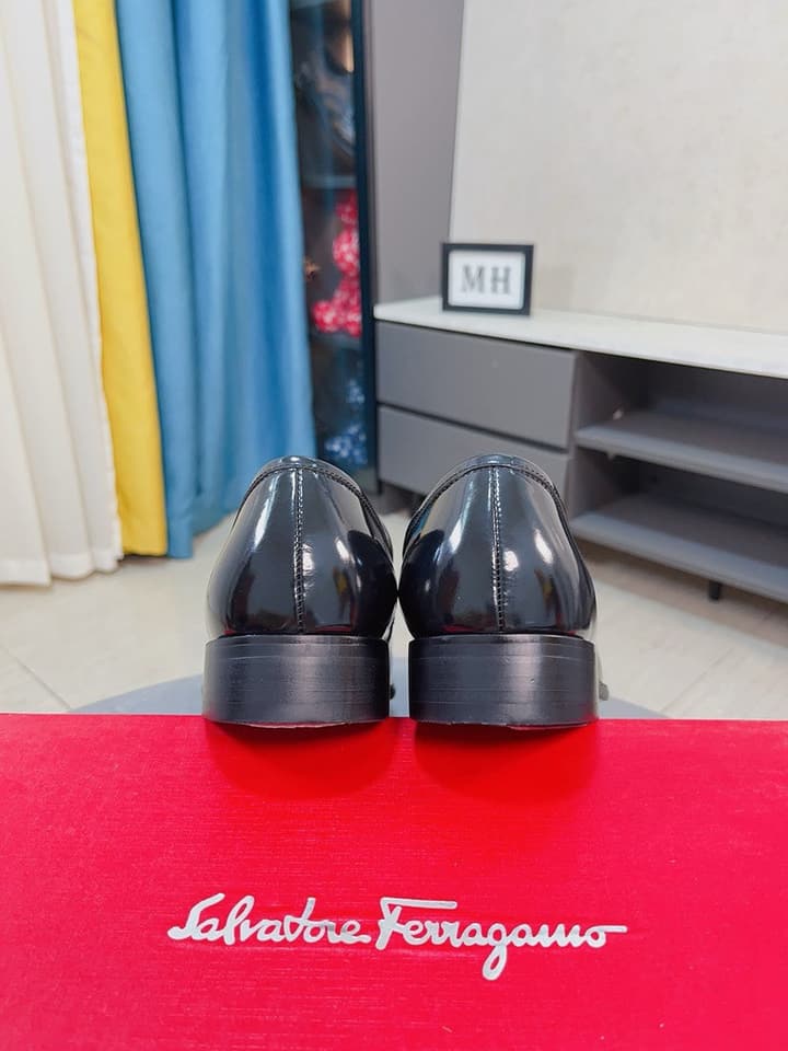 Ferragamo Men's Suede Business Loafers in Black Polished Leather Loafer