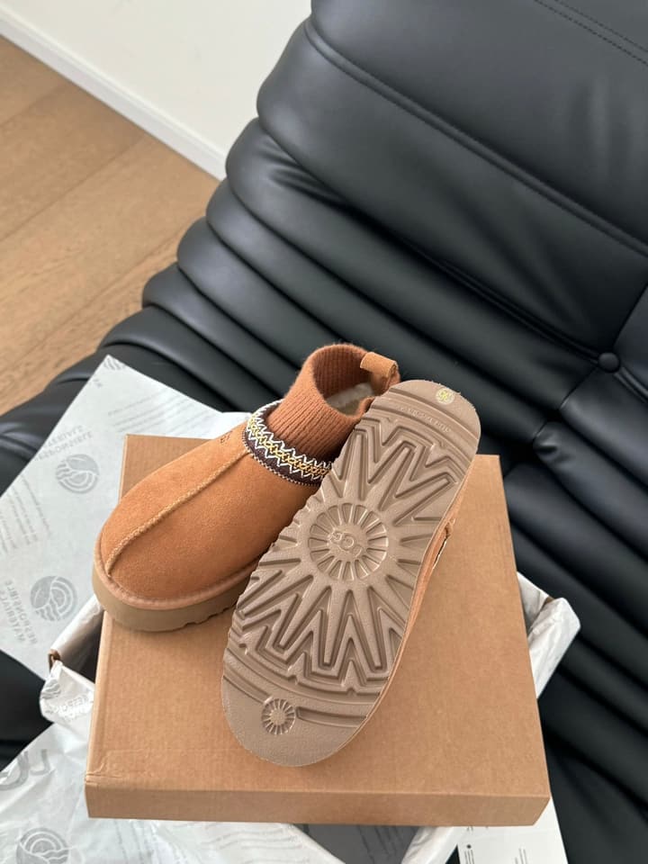 UGG Sheepskin Snow Boots – Autumn/Winter Essential in Dark Grey Suede