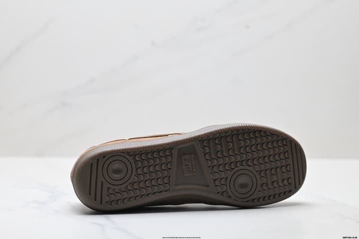Onitsuka Tiger Tokuten Retro Low-Top Sneakers in Brown Suede With Tan Stripes