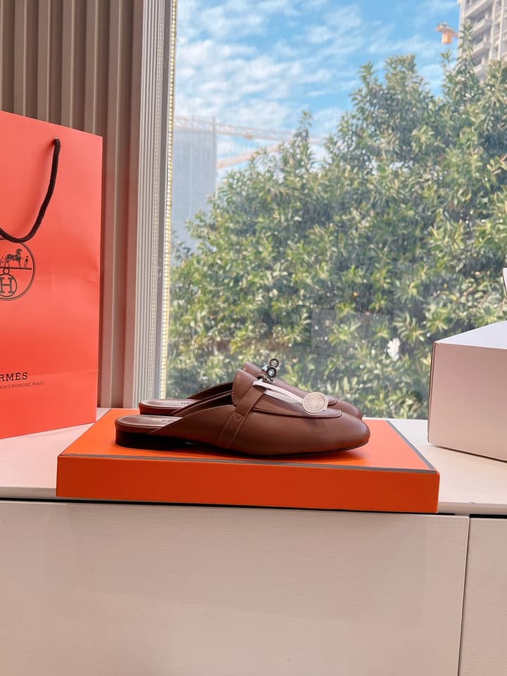 Hermès Calfskin Mules – 25SS/FW Collection in Black Embossed Leather With Silver Hardware