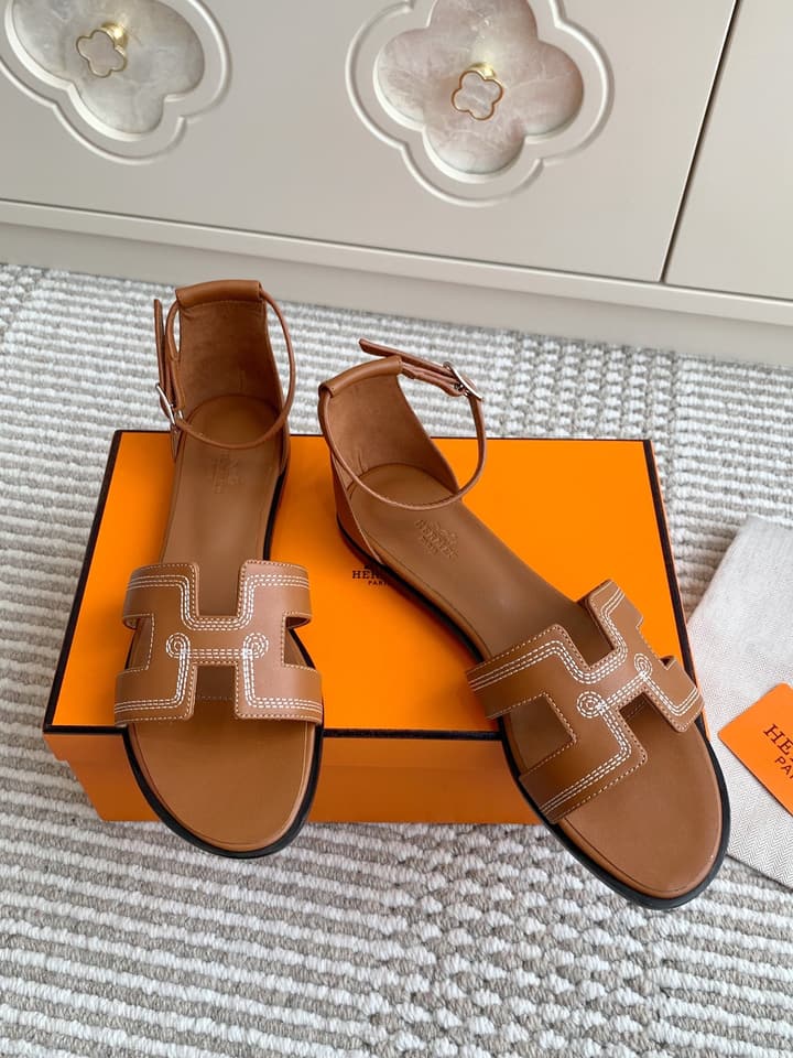 Hermès Santorini Classic H Flat Sandals in Taupe