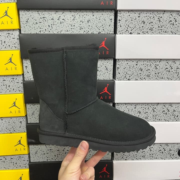 UGG Thick-Soled Low-Cut Fur-Lined Snow Boots in All Black Mini