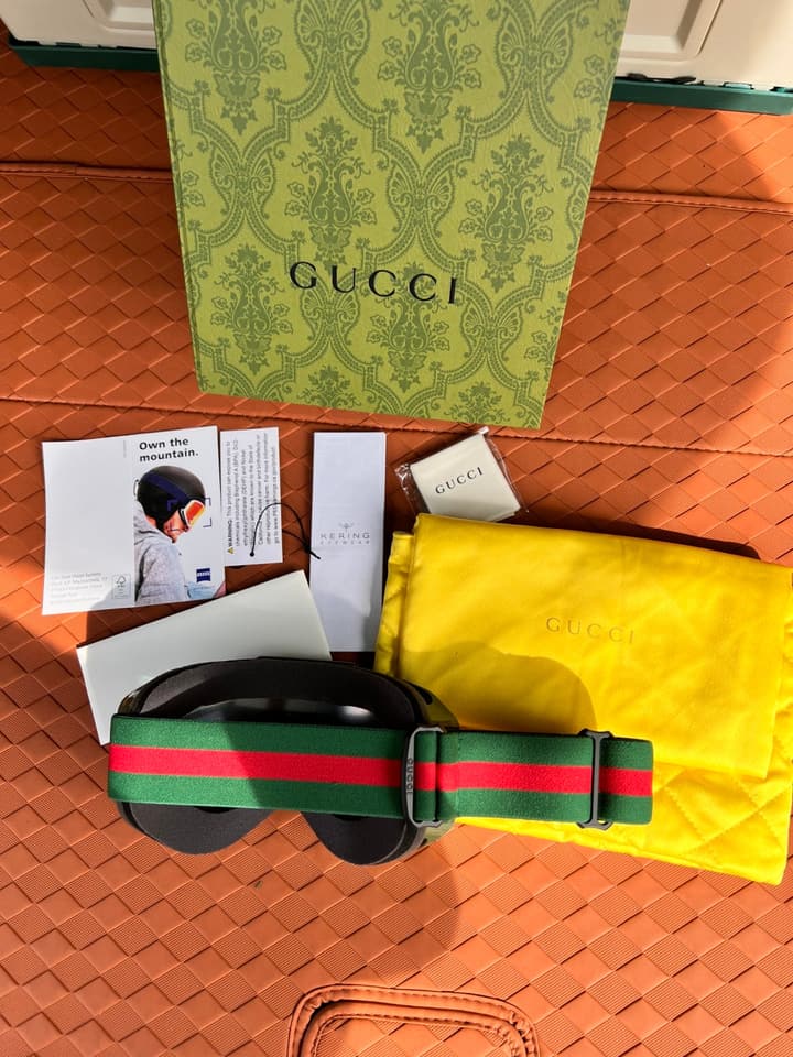 Gucci Luxury Ski Goggles in Black Frame Gucci Stripe