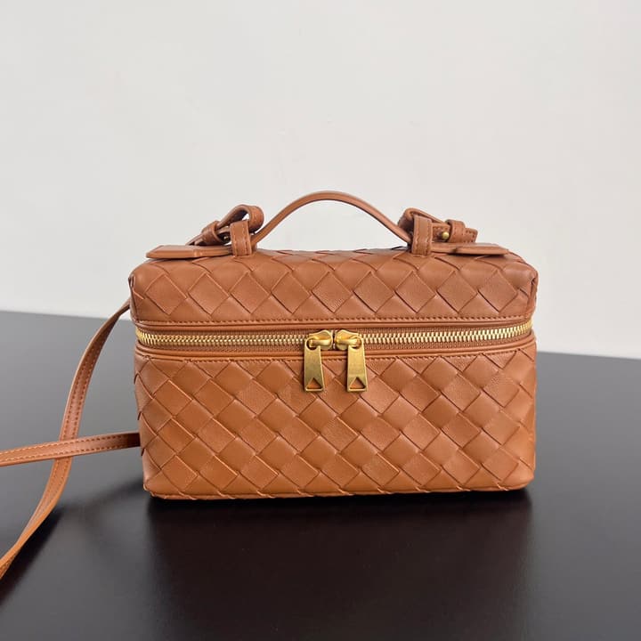 Bottega Veneta Intrecciato Vanity Case in Cream