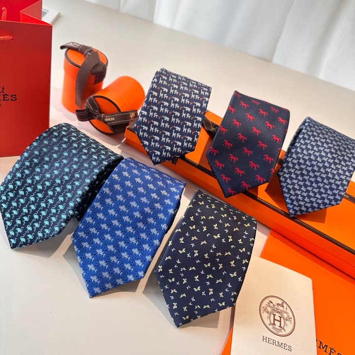 Hermès Animal Series Men's Silk Tie in Blue With Pink Pattern