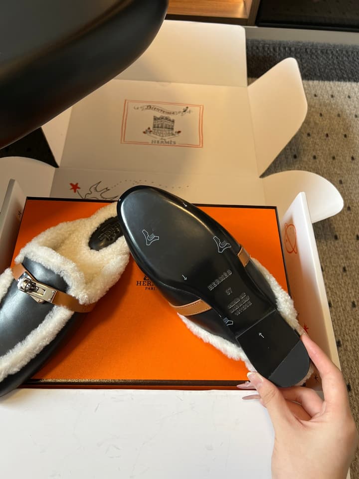 Hermès Leather Mules – 25FW in Black With White Fur
