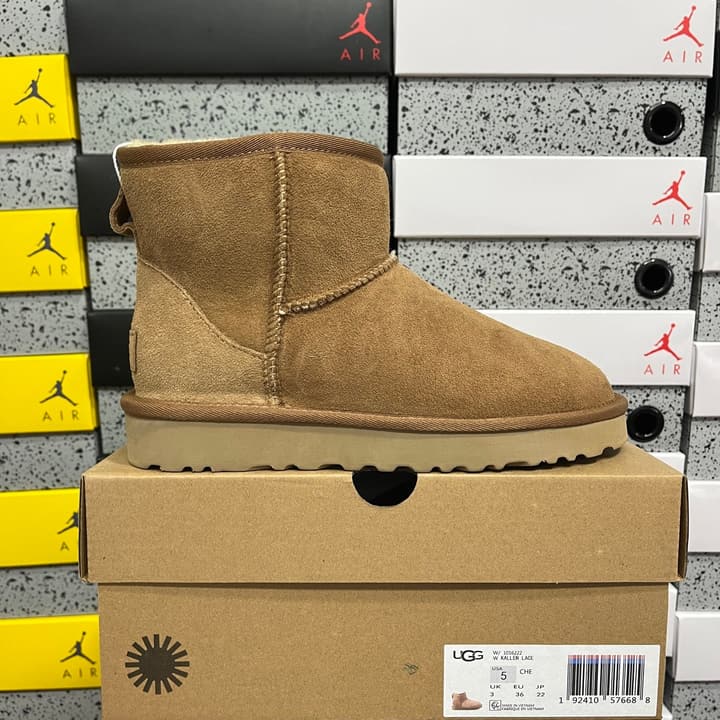UGG Thick-Soled Low-Cut Fur-Lined Snow Boots in All Black Mini