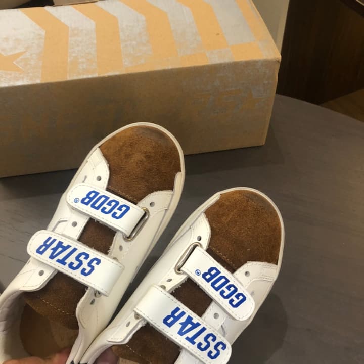 Golden Goose Kids Distressed Sneakers – Kids Collection in White With Black Heel And Grey Star