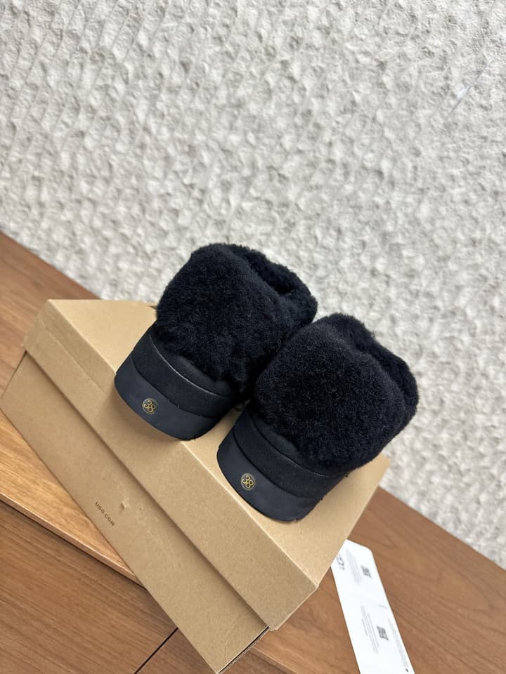 UGG Sheepskin Fur-Lined Slippers – Autumn/Winter Collection in Tall Light Pink With Cream Fur