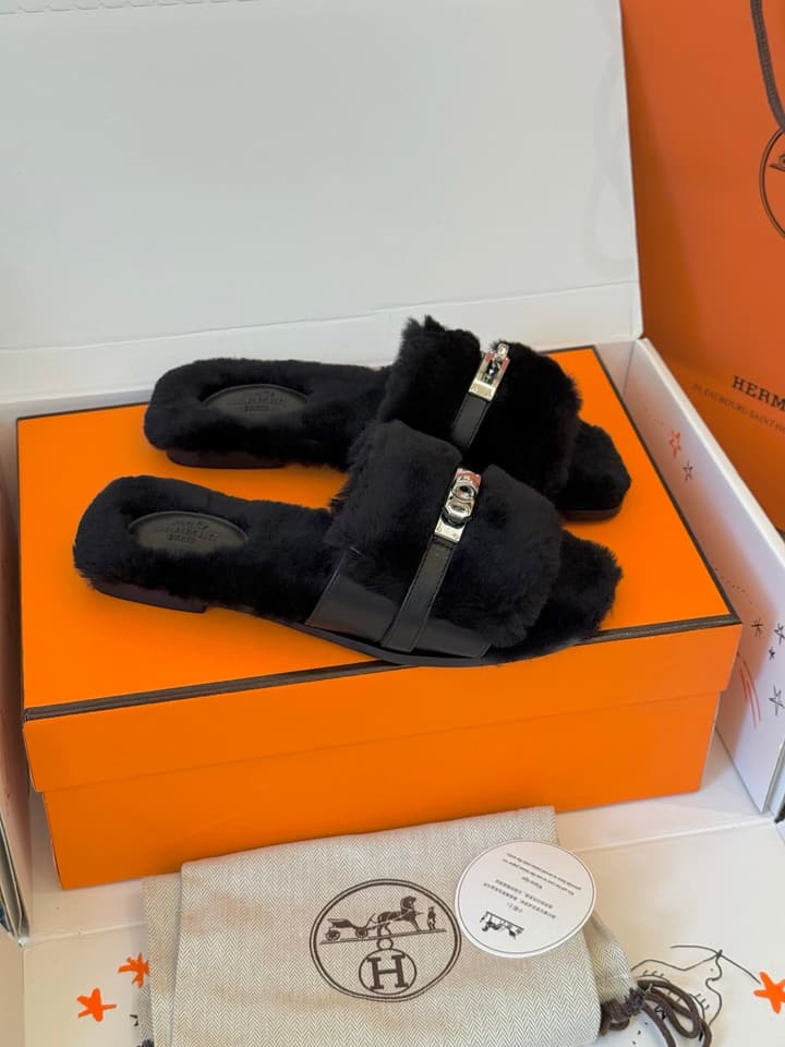 Hermès Kelly Buckle Fur Slippers – 25FW in Cognac Two-tone Plush