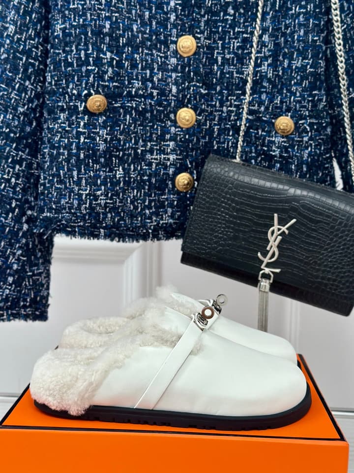 Hermès Kelly Buckle Furry Slippers – Autumn/Winter Collection in Black Suede With White Fur