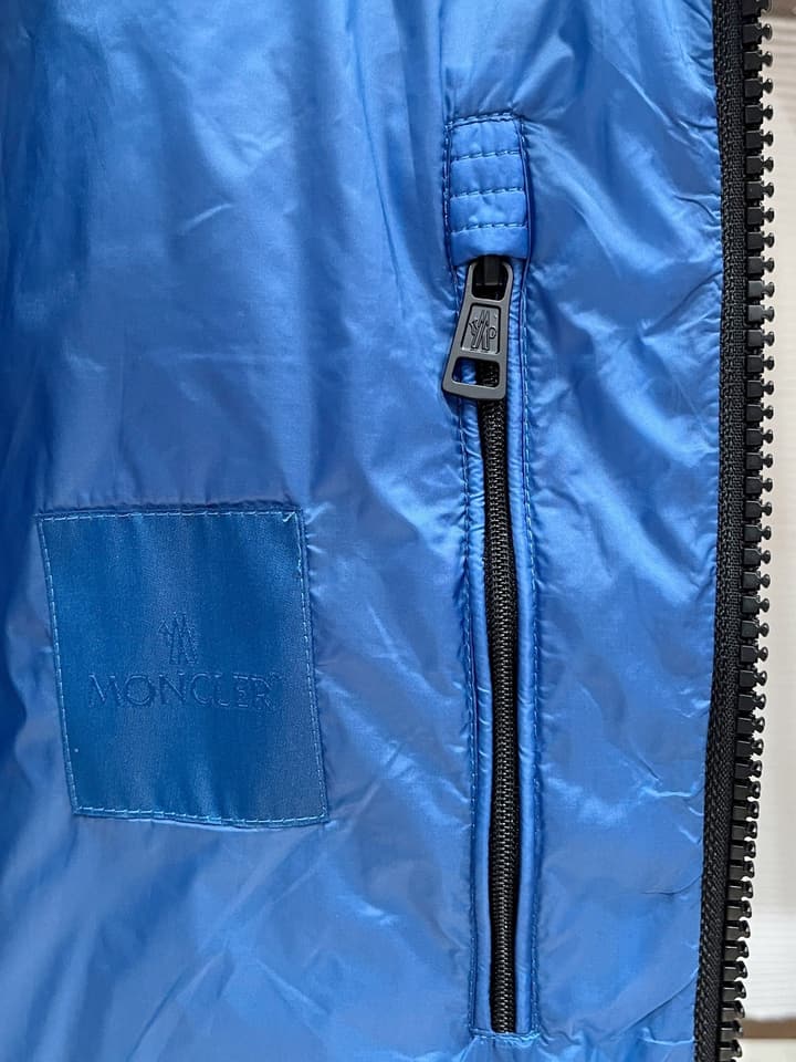 Moncler Designer Puffer Jacket – 2025 Collection in Black With Blue Lining