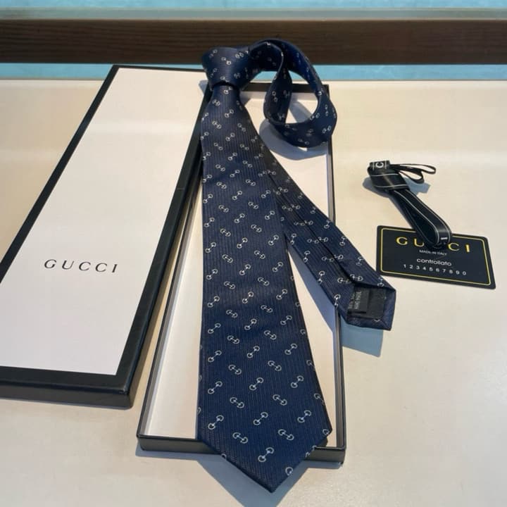 Gucci Men's Jacquard Silk Tie in Black Gg Pattern