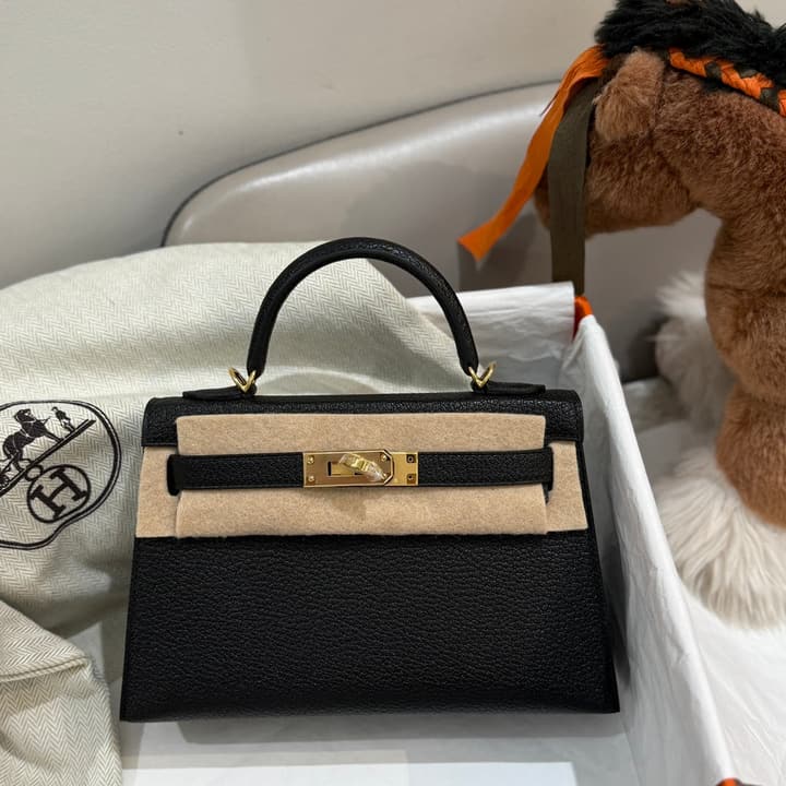 Hermès Mini Kelly 19 Bag in Black With Gold Hardware