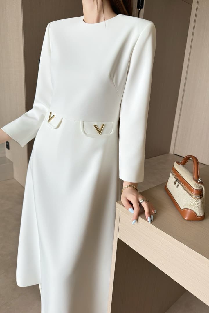 Valentino Acetate Pocket Maxi Dress – 2025 New Arrival in Classic White