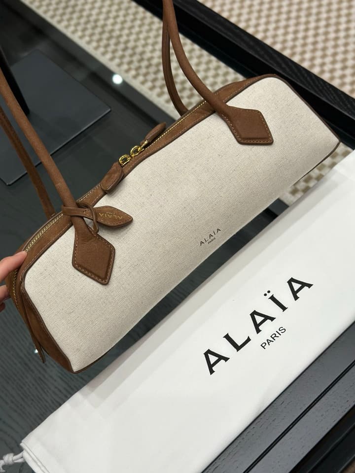 Alaïa Le Teckel Dachshund Bag in Cream And Black