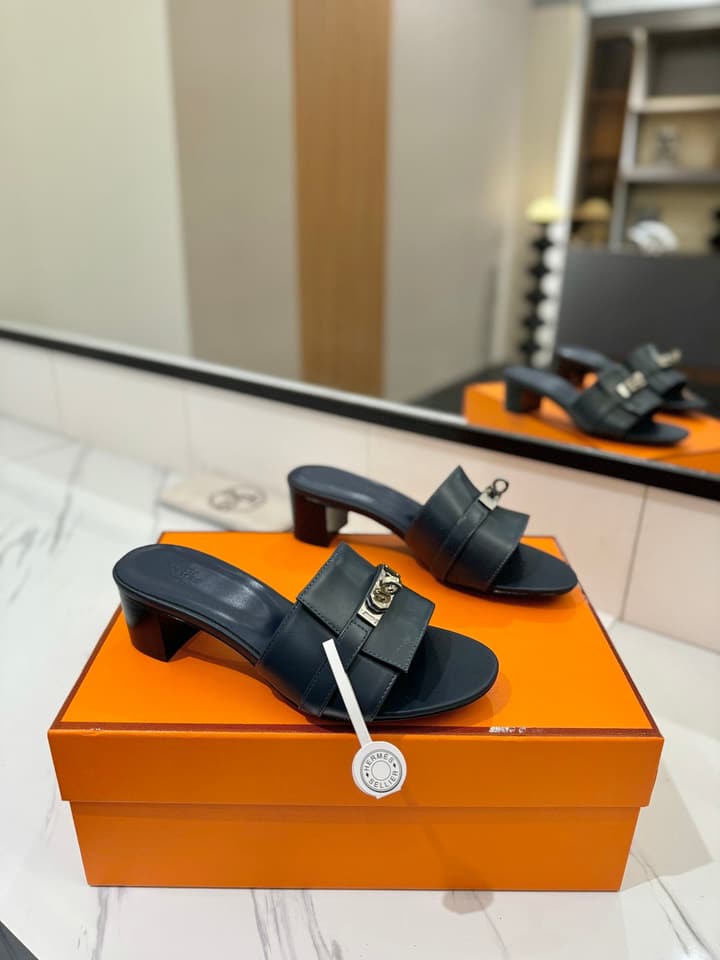 Hermès Classic Smooth Cowhide Heeled Sandals in Beige