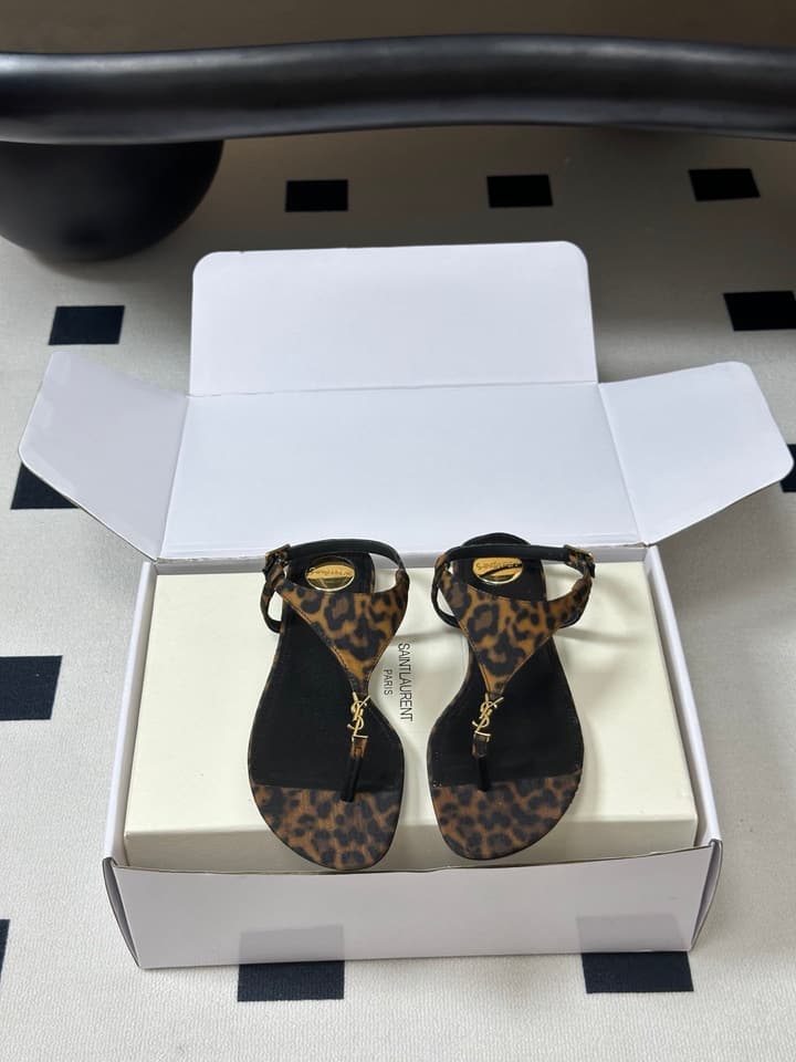 Saint Laurent Classic YSL Logo Flat Sandals – Spring/Summer Collection – 26S in Black
