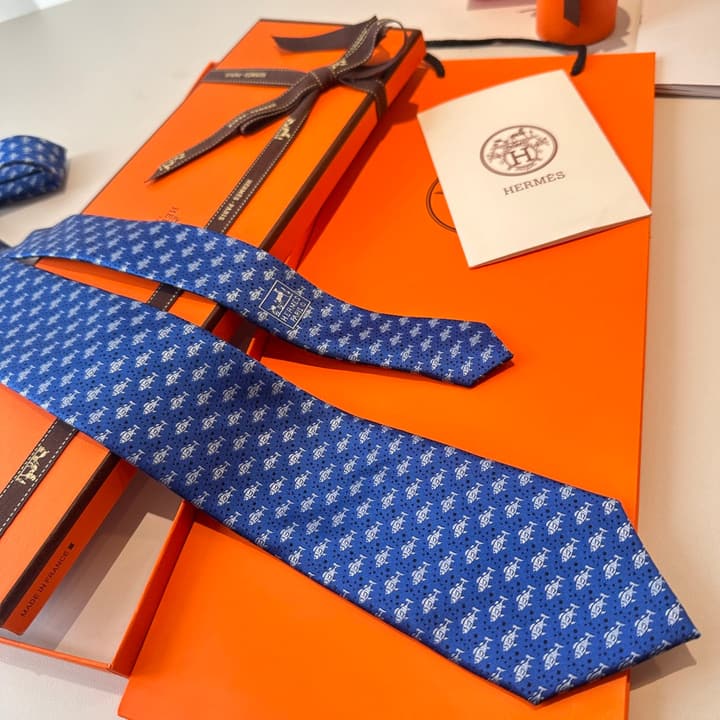 Hermès Animal Series Men's Silk Tie in Blue With Pink Pattern