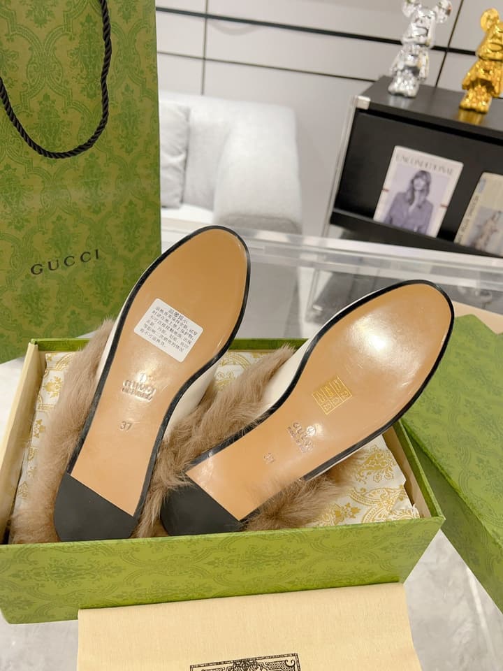 Gucci Toscana Wool Loafers – Autumn/Winter Must-Have in Black Leather With Tan Fur