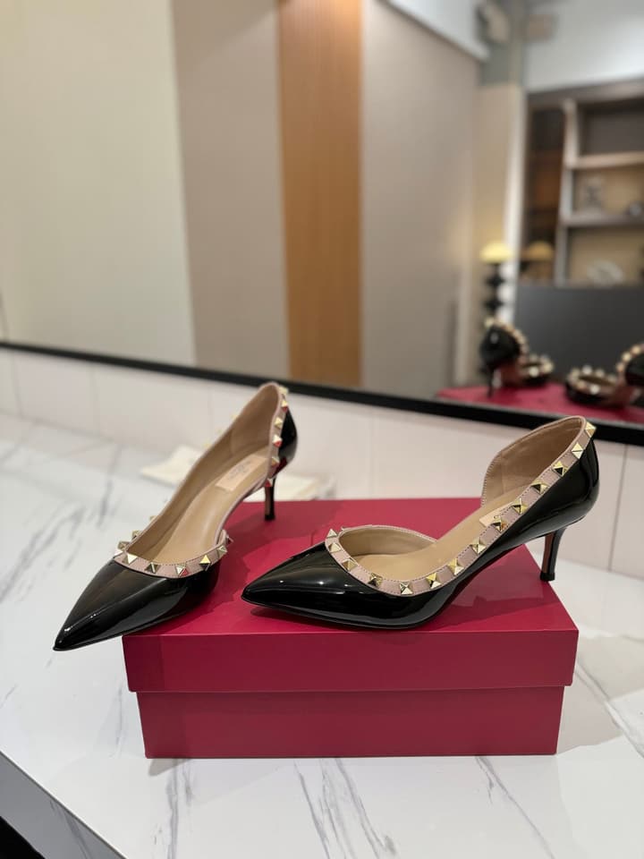 Valentino Rivet Classic Pumps in Black Patent