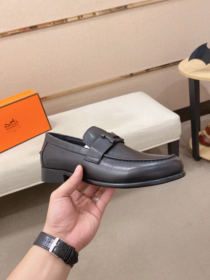 Hermès Business Casual Leather Loafers in Black Leather